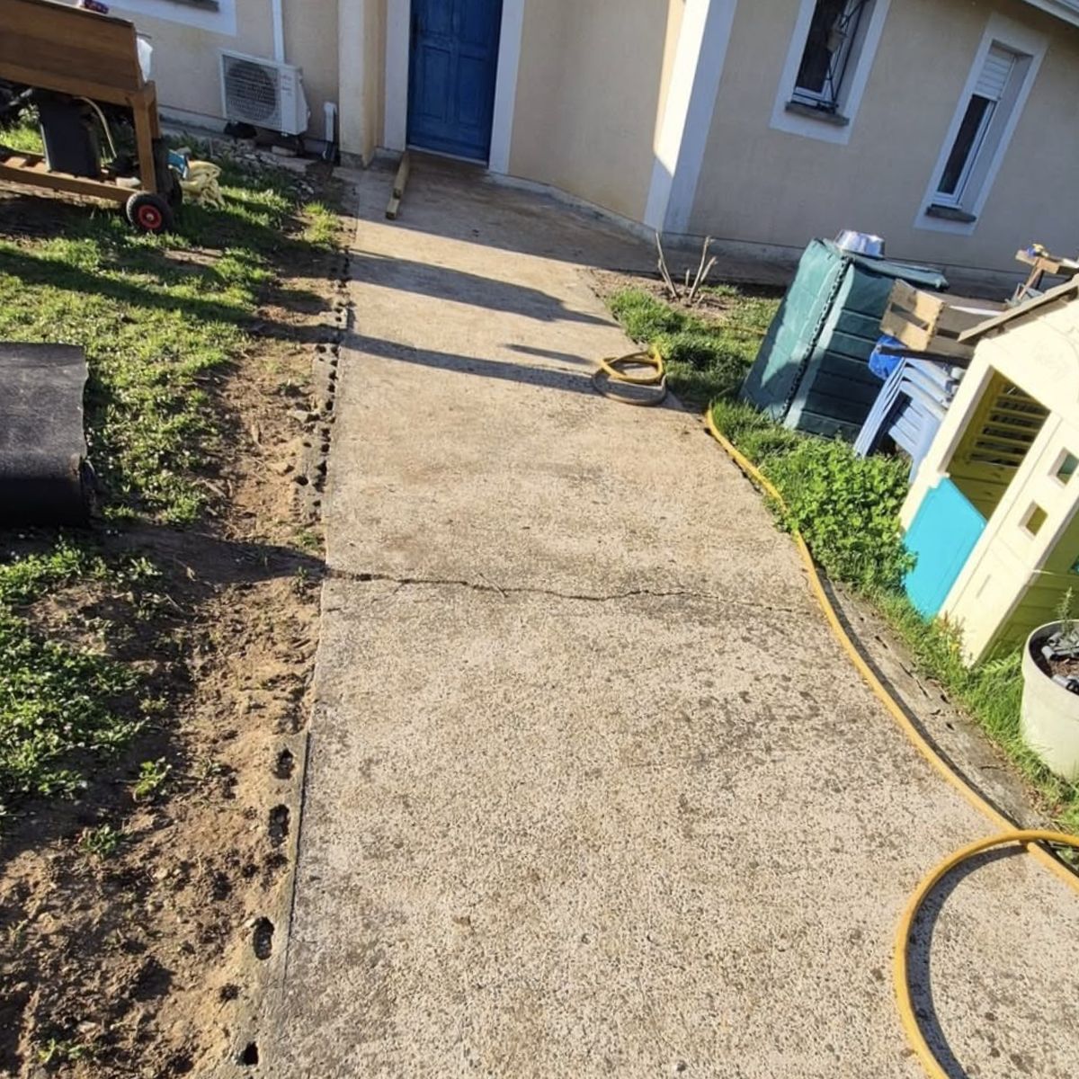 Allée en béton fissuré avant travaux